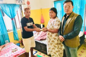 घाइते मजदुरलाई सहयोग रकम हस्तानतरण