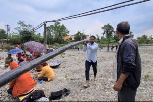 वडा अध्यक्ष नविनराज कार्कीले श्रमदान गरे