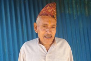 पुरेतको काम सकेर साइकल मर्मत गर्ने निरौला पिता