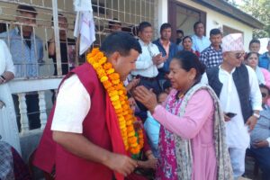 डा. सुनिल शर्मालाई स्वागत तथा सम्मान गर्दै मतदाता