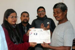 ११ घर परिवारलाई धनीपुर्जा वितरण