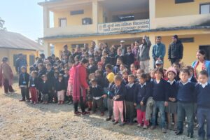 ७ नम्बर वडा कार्यालयले स्वीटर वितरण