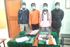 एयर गन सहित ४ जना भारतिय पक्राउ