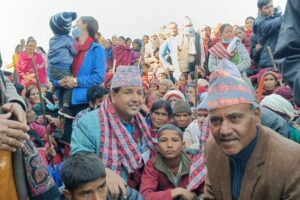 सुदुर पश्चिमका नागरिकलाई उपचार गर्दै डा. सुनिल शर्मा