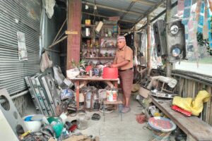 गाउँघारका मेकानिक सन्तोष नेपाल