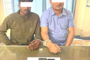 ७ लाख बढी भारु सहित दुई पक्राउ