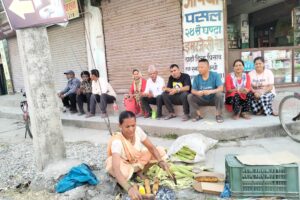 पोलेको मकै खान लाइन बस्दै