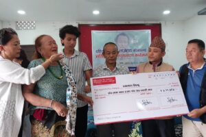 लाजेहाङको परिवारलाई सहयोग रकम हस्तानतरण