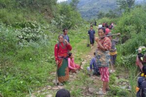 सडक मर्मत गर्न ७७ जनाले श्रमदान गरे