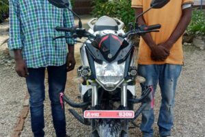 चोरीको मोटरसाईकल सहित २ जना पक्राउ