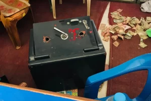 पथरी शनिश्चरेमा सहकारीको झयाल फुटाएर चोरी