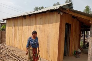डाँस मोरङ्गी सामुदायिक वन समुहले बिपन्न उपभोक्ताको घर निर्माण गरिदिदै