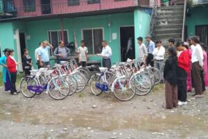 विपन्न विद्यार्थीहरुलाई उप–प्रमुखद्वारा साइकल वितरण