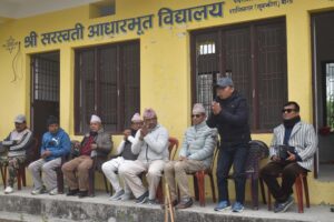 पूर्व विद्यार्थी र स्थानियको पहलमा विद्यालय पोशाक वितरण