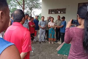 नगर प्रमुख तुम्वापोको परिवारलाई आर्थिक सहयोग प्रदान