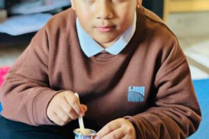 जन्मदिनको अवसरमा स्कुल जुत्ता उपहार