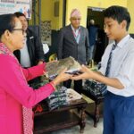 पंचायत माविका विद्यार्थीलाई ट्रयाकसुट वितरण